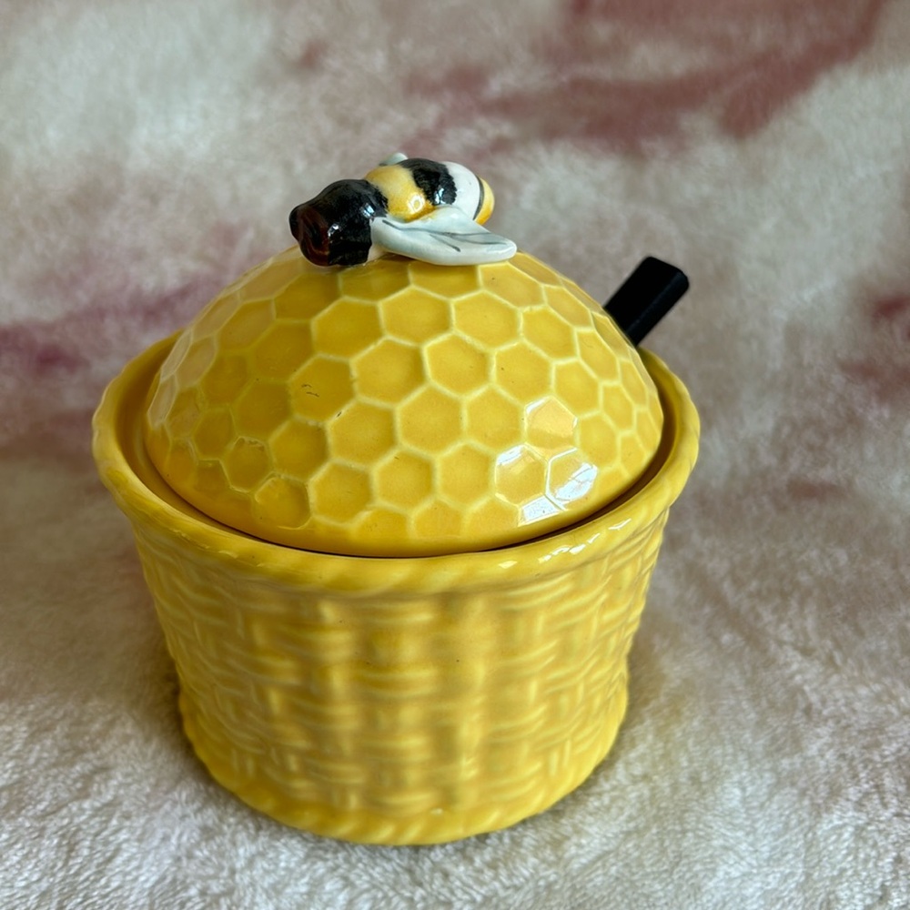Bee & Honeycomb Cetamic Honey or Jam Jar with spoon NWOT unboxed 4.5” X 4”